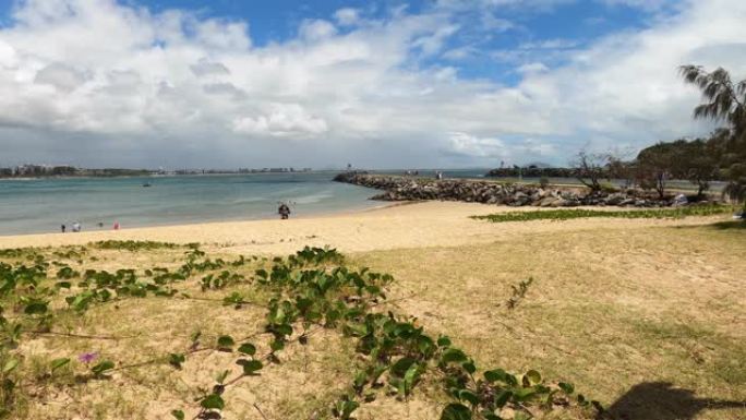 从Spit海滩到Mooloolaba Spit Rock Wall，昆士兰州，澳大利亚。