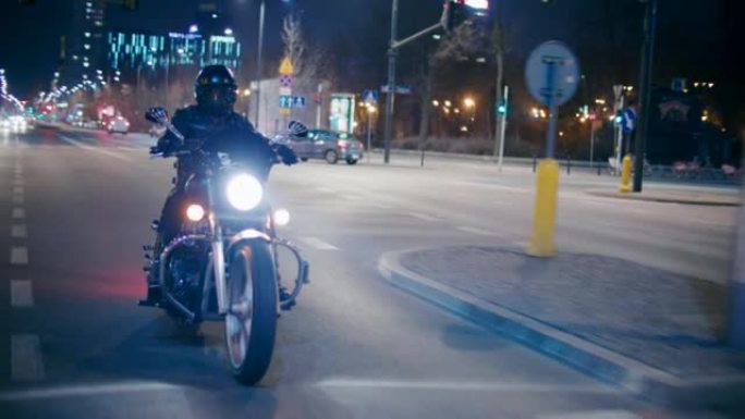 深夜，Rock Biker在华沙的城市道路和街道上骑摩托车