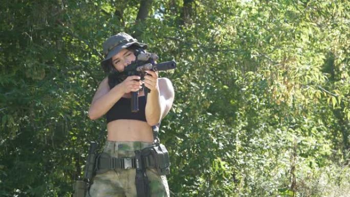 拿着步枪机关枪的女兵站在森林里
