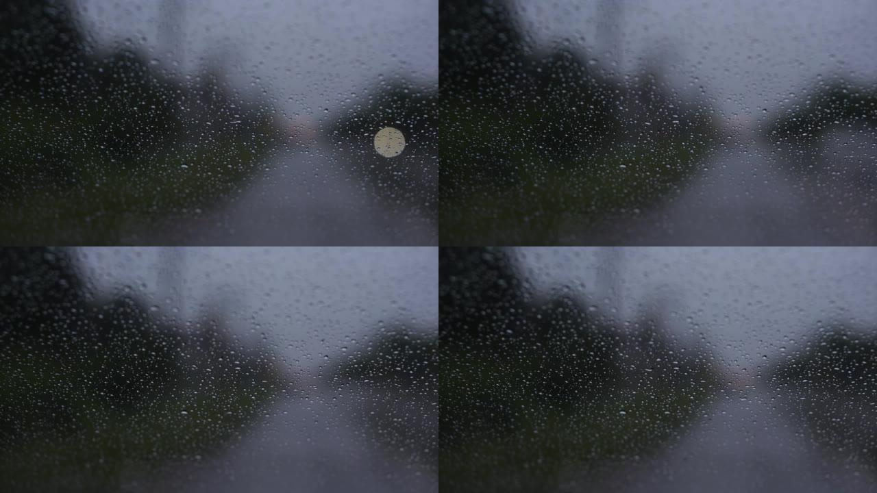 雨一直打在汽车的前部，直到看不见道路。