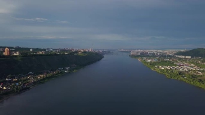 夏季无人机拍摄时，克拉斯诺亚尔斯克市叶尼塞河的鸟瞰图