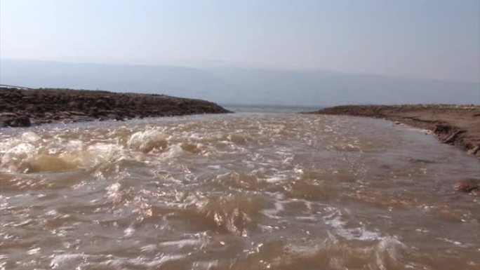 约旦河流入死海