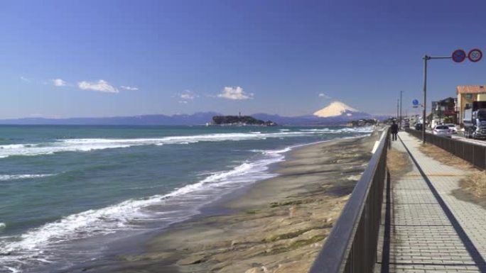 海边的人行道。富士山、江之岛和海浪