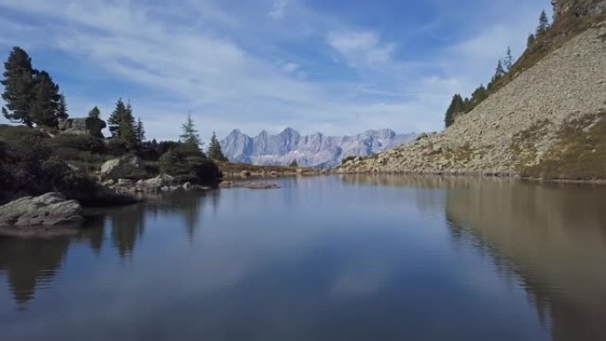 在斯皮格尔湖 (镜湖) 上空低空飞行，反射达克斯坦山脉。奥地利施拉德明-达施泰因的Reiteralm