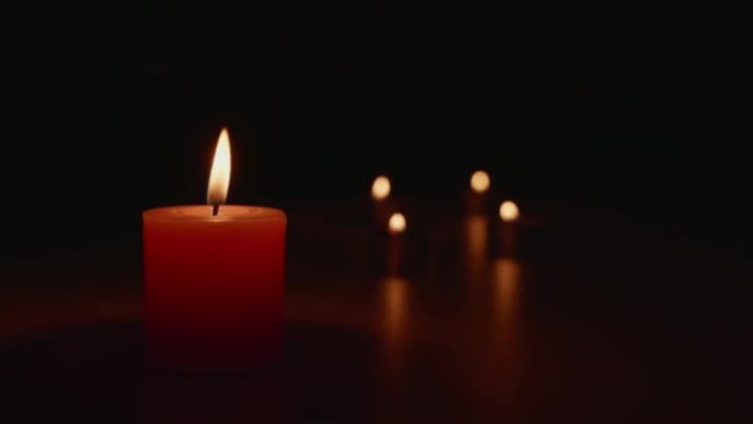 在黑暗中点燃蜡烛，火焰变暖，光产生散景。光和影创造气氛。比如浪漫、神秘、有趣，也会让你感到有信心。