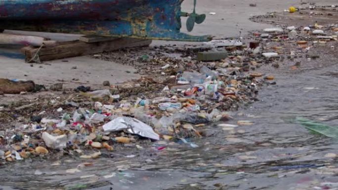 人们在海滩上扔的海洋垃圾会毒害海水