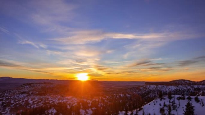 时间流逝-冬季在犹他州布莱斯峡谷国家公园的日出与美丽的云