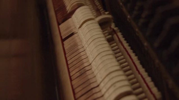 在老式立式钢琴里面