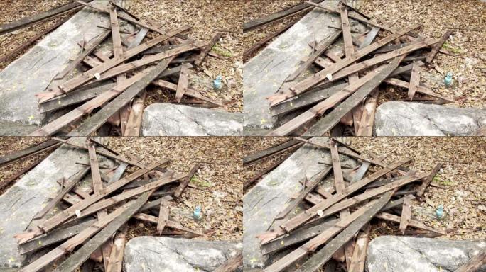 一堆古老的风化木材，上面堆满了花园甲板上生锈的钉子，可以进行循环和回收。木板再利用，可持续的家庭翻新
