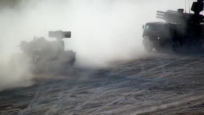 俄罗斯现代化坦克和装备纵队沿着尘土飞扬的道路行进。