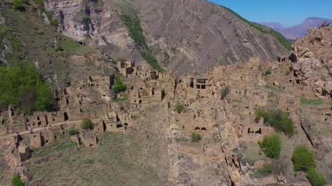 鬼城被遗弃在山区，夏天的Gamsutl村。鬼城，一个古老的定居点的废墟，在达吉斯坦山脉中坚不可摧的山