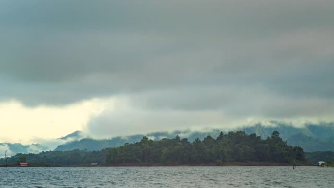 云峰覆盖的湖泊和山脉的时间流逝