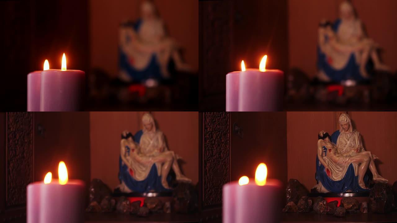 2017年3月13日，雅加达: 两支燃烧的蜡烛的视频片段，背景是Pieta雕塑