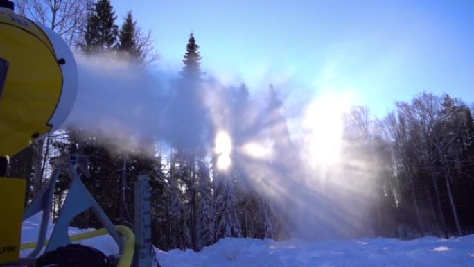 冬季山区的雪炮。雪枪喷洒人造冰晶。机器造雪。