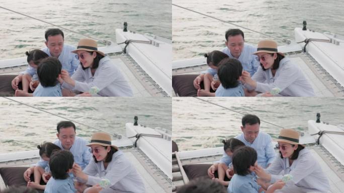 在船上，是时候吃饭了，一家人玩得很开心。