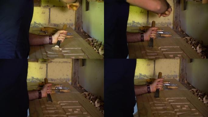 土耳其木雕大师为她的顾客制作木制玩具和纪念品。