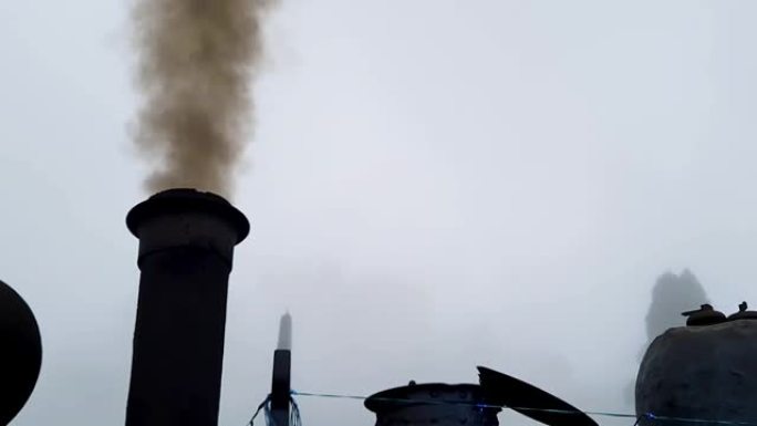 白天从扁平角度从老式煤炭铁路发动机中冒出黑色污染的烟雾