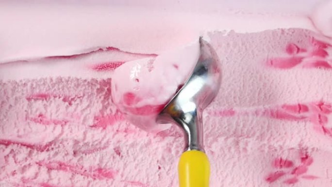 慢动作用勺子舀草莓冰淇淋。