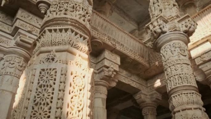 美丽的Ranakpur耆那教寺庙或Chaturmukha Dharana寺庙的柱子在拉贾斯坦邦Ran