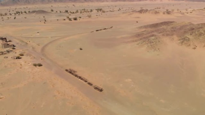 麦地那附近的沙特阿拉伯沙漠中，奥斯曼帝国时代废弃的汉志旧火车残骸