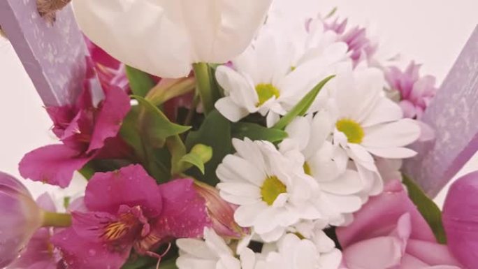 白色和粉红色的鲜花花束特写。玫瑰、雏菊和观赏植物的装饰，特写，选择性聚焦，没有人，物体