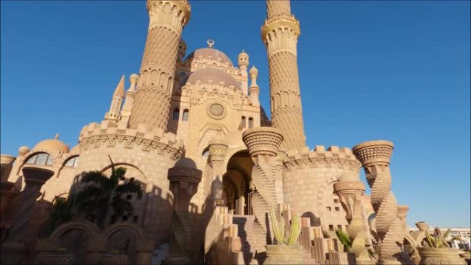 埃及沙姆沙伊赫老城的El Sahaba清真寺，带有宏伟的宣礼塔。锁定镜头