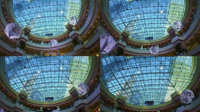购物中心的玻璃屋顶和画廊，自下而上的外观