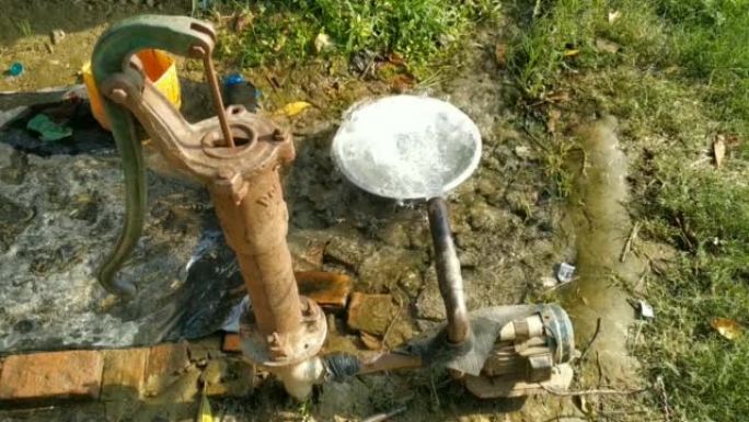 流入水坑的水自然水泵电动机