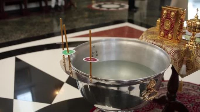 教堂的洗礼碗和节日蜡烛