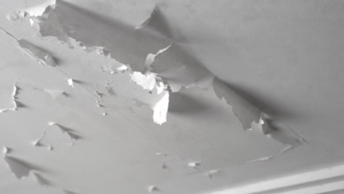 漏水后，由于浴室天花板上的潮湿而使油漆剥落。室内的水分和冷凝
