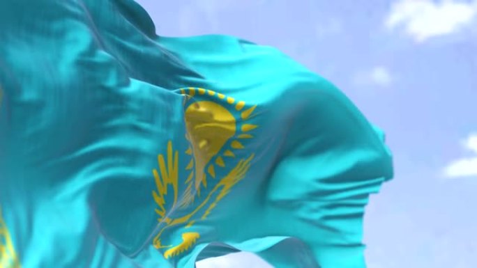 在晴朗的日子里，哈萨克斯坦国旗在风中飘扬。