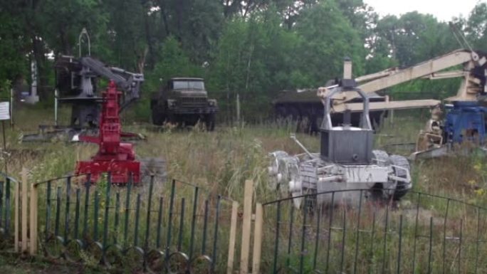 乌克兰切尔诺贝利核电站附近的禁区普里皮亚季附近，拍摄了被遗弃的放射性车辆和月球车。