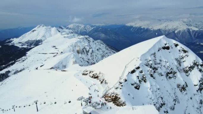 罗莎·库托滑雪胜地和黑金字塔峰斜坡的鸟瞰图