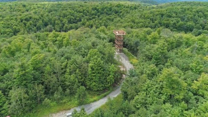 鸟瞰图缓慢下降，无人机显示了Outaouais Montagnes Noires公园的watch望塔
