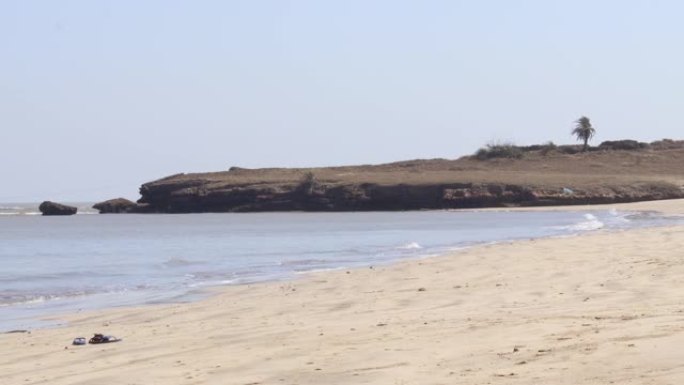 印度古吉拉特邦Diu的印度洋和沙质Nagaon海滩，远处是蓝色的水。棕色的泥水和沙滩。阿拉伯的4k镜