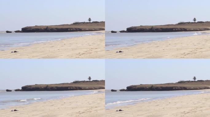 印度古吉拉特邦Diu的印度洋和沙质Nagaon海滩，远处是蓝色的水。棕色的泥水和沙滩。阿拉伯的4k镜