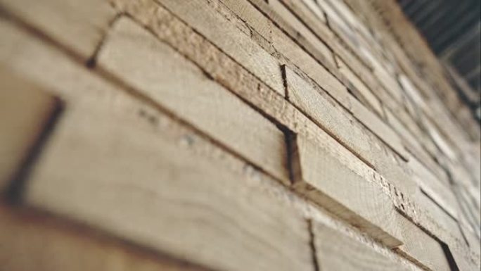 木工企业，门工业工厂用于加工和家具生产的堆积木松木生产。原始视频记录