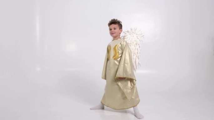 白色背景上有天使翅膀的小男孩。