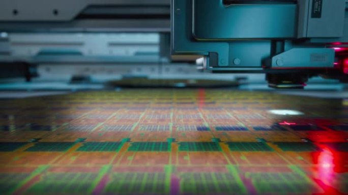 半导体铸造厂正在生产计算机芯片的硅晶片的宏观拍摄。