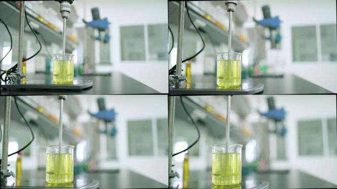科学家通过在润滑剂实验室使用机械搅拌器在烧杯中混合许多成分，例如油和添加剂。分析和测试油的质量。发展