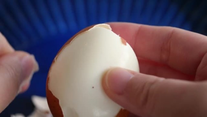 剥开煮鸡蛋的视频。