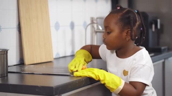 小非洲裔美国女孩在家厨房打扫卫生