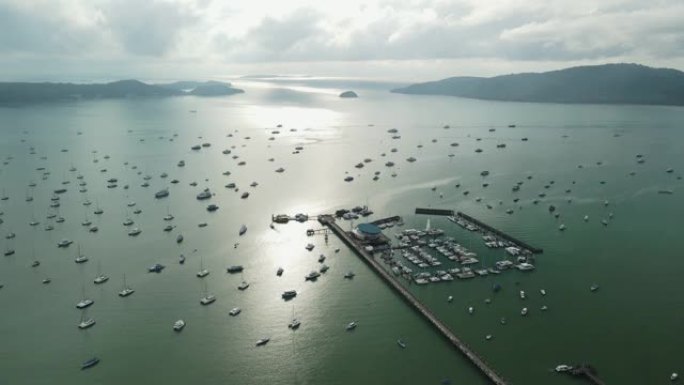 顶视图大型游艇码头有许多船。泰国普吉岛。