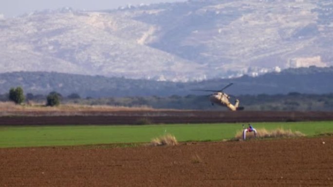 黑鹰直升机在以色列南部飞行
