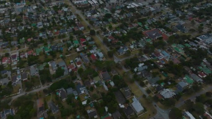 住宅城市自治市镇的高角度视图。向上倾斜，露出大面积的家庭住宅。南非伊丽莎白港