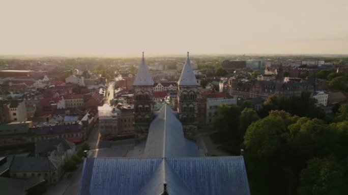 无人驾驶飞机在瑞典隆德大教堂塔之间飞行
