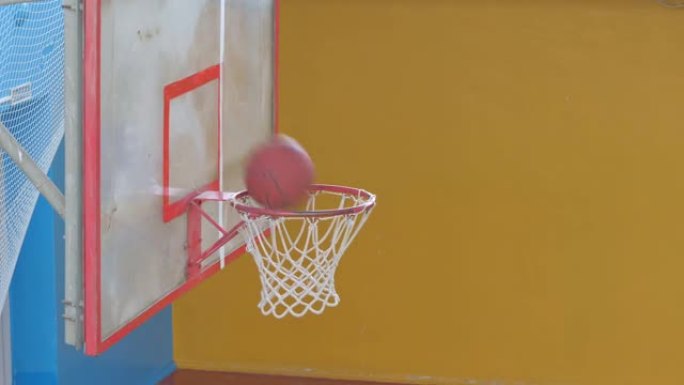 篮球球飞入旧体育馆的篮子。
