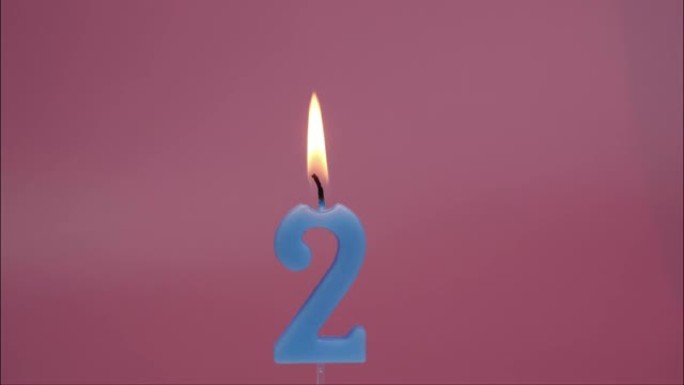 蜡烛在数字2上点燃后融化。