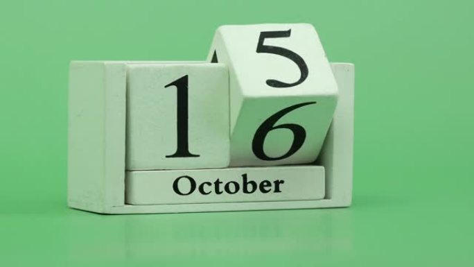 10月月份日历4k停止运动通过手工木制日历在一个月内快速的时间节奏，日期月份和日期放在木桌上
