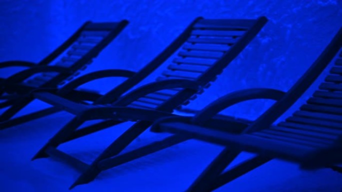 带蓝光的盐室中的休息椅子